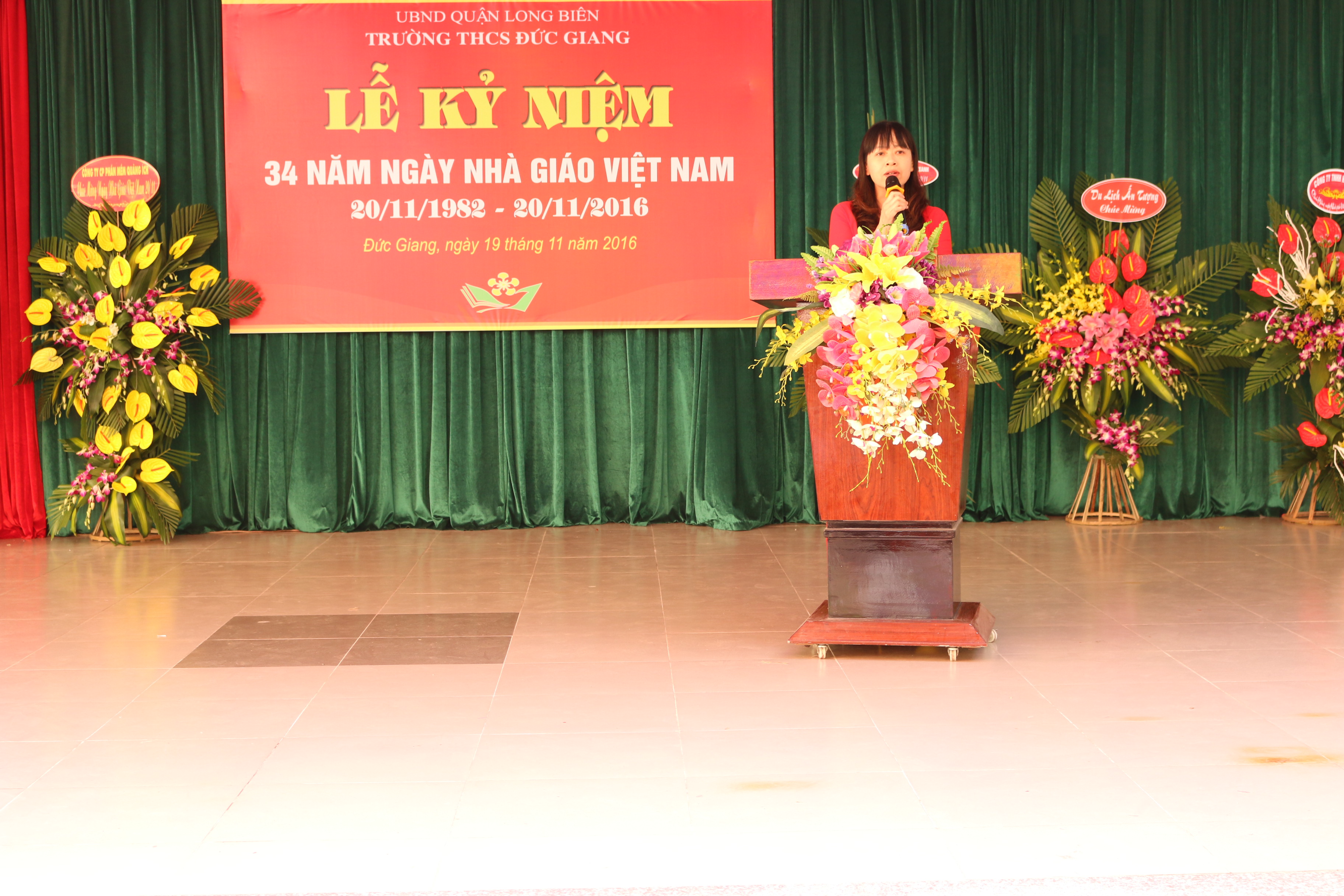 Cô Nguyễn T. Thanh Huyền - Hiệu Phó phát biểu trong buổi lễ.JPG